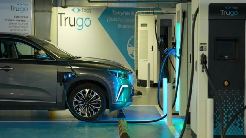 Hızlı şarj istasyonunda şarj edilen elektrikli araç