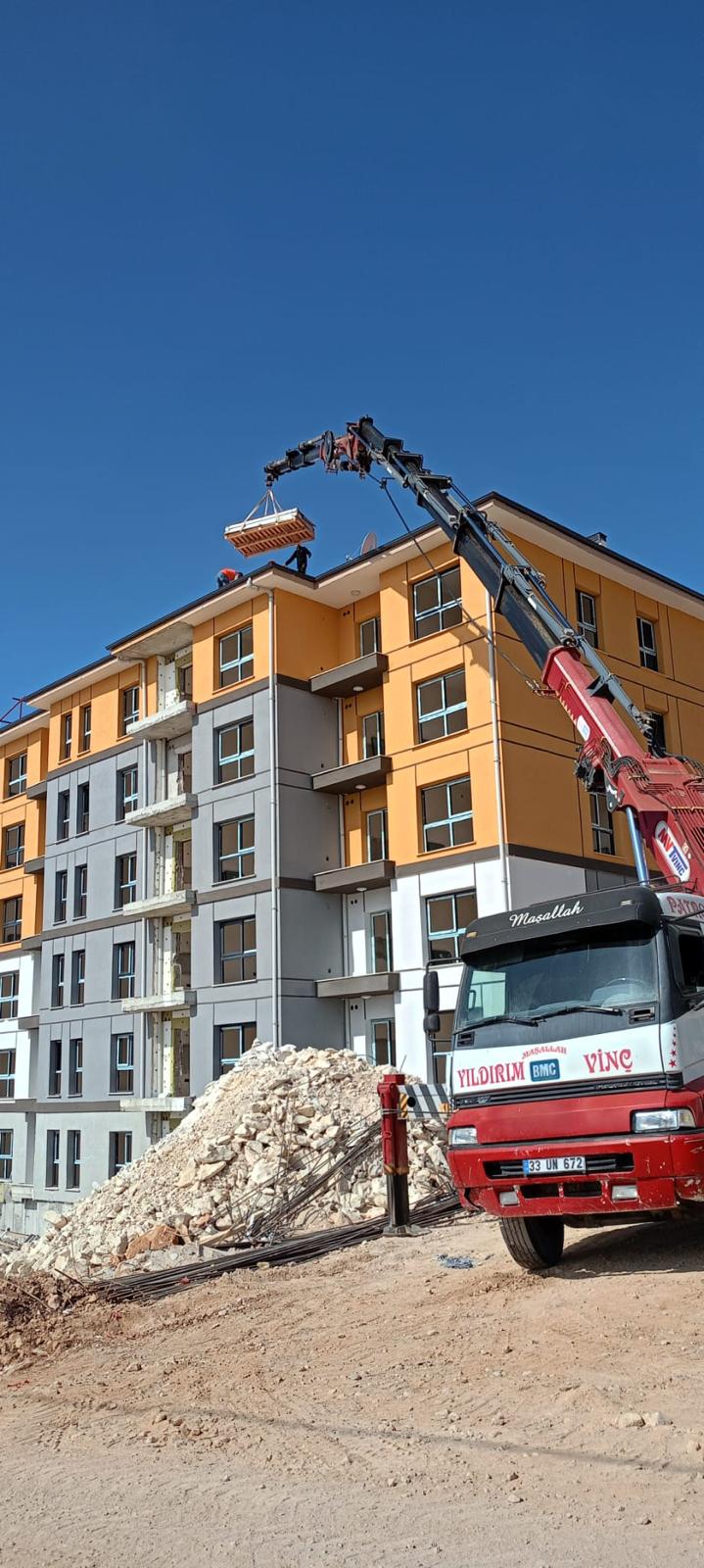 Arnavutköy TOKİ bloklarındaki çatı üstü güneş enerjisi kurulumu — görsel 2