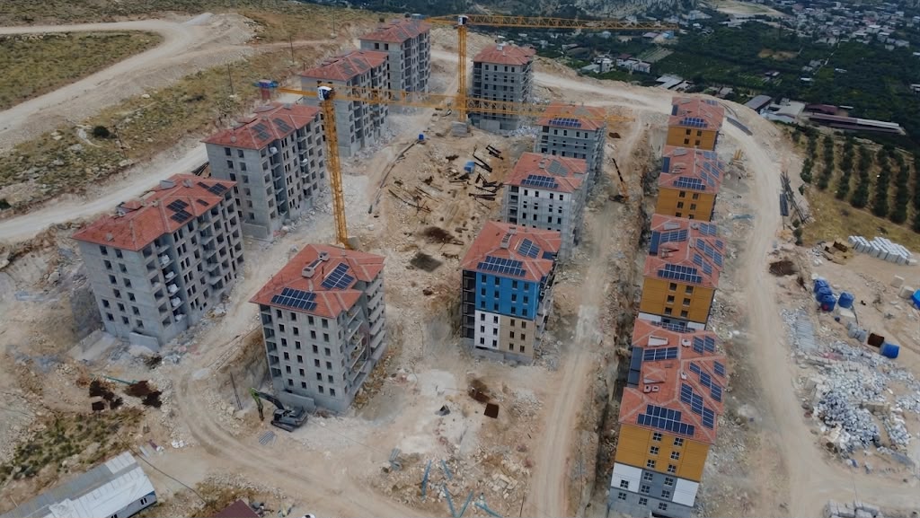 Erzincan TOKİ bloklarının çatılarındaki güneş enerjisi sistemleri — görsel 1