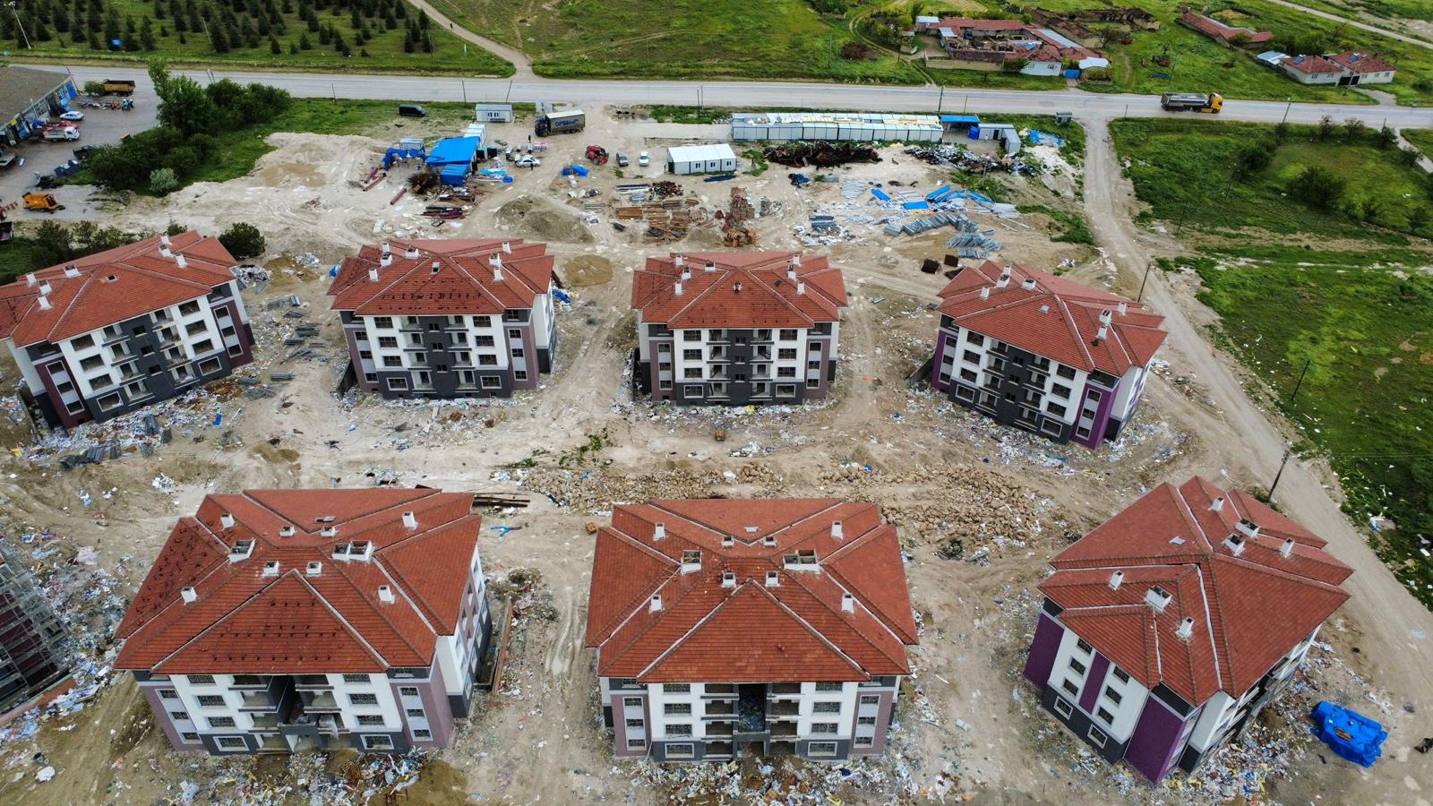 Kayseri Yahyalı TOKİ bloklarındaki çatı üstü güneş enerjisi kurulumu — görsel 2