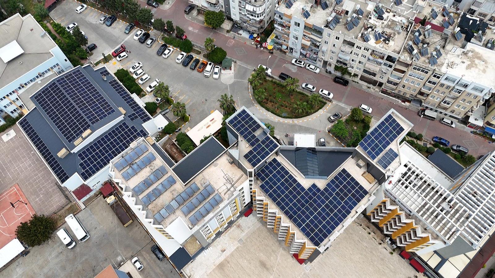 Mersin Yenişehir tesisinde çatı ve havuz üstü güneş enerjisi sistemi — görsel 2