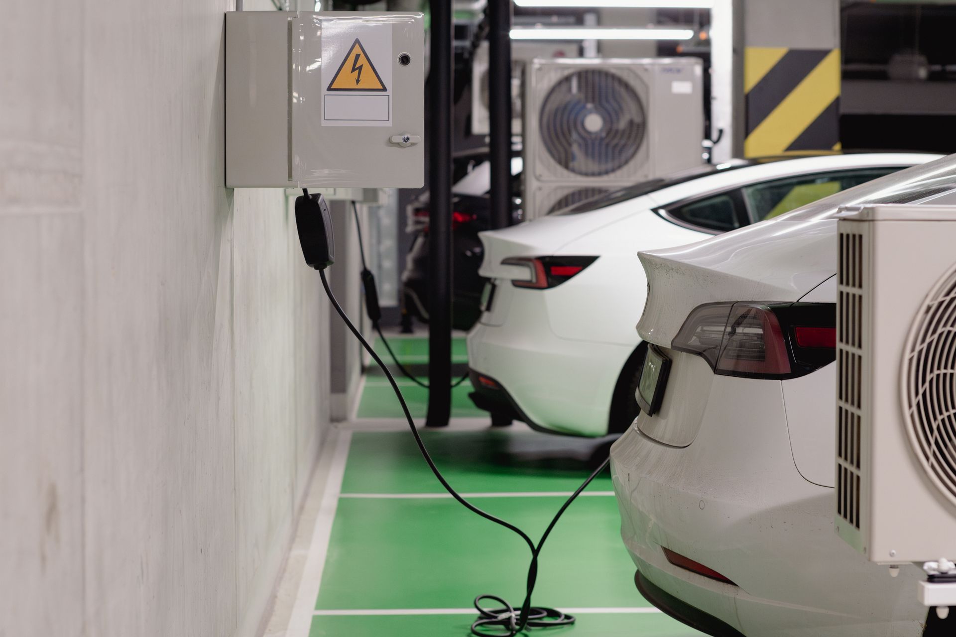 Kapalı otoparkta elektrikli araç şarj noktaları ve duvar tipi şarj üniteleri